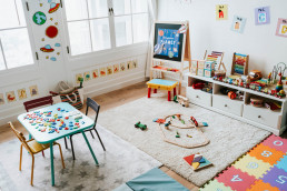 Kitazimmer mit Tisch, Tafel und Spielzeug