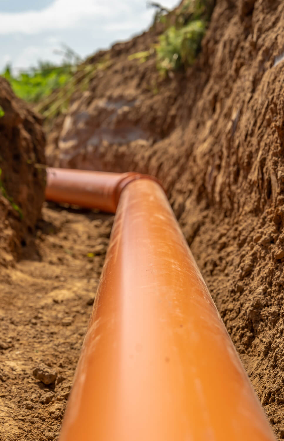 Ausgehobener Rohrschacht mit Rohr